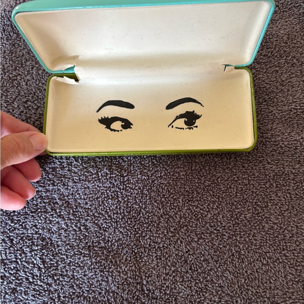 Kate Spade Tortoise Shell Sunglasses and case. - Picture 9 of 10
